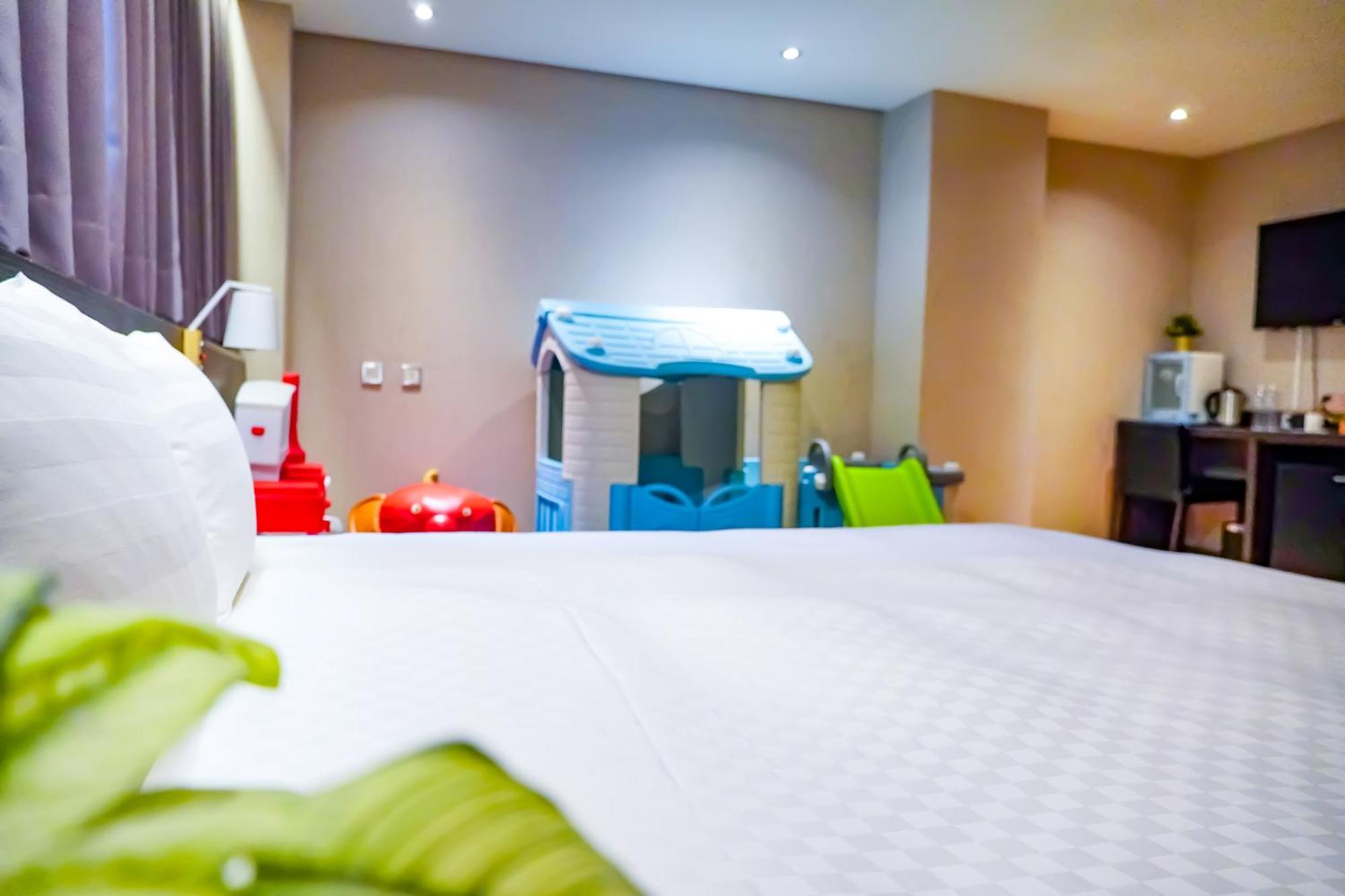 Smile 73 Hotel Тайчжун Экстерьер фото