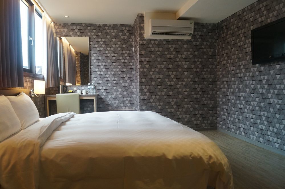 Smile 73 Hotel Тайчжун Экстерьер фото