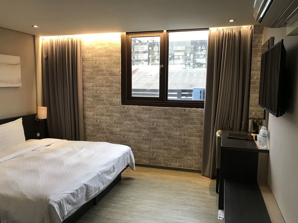 Smile 73 Hotel Тайчжун Экстерьер фото